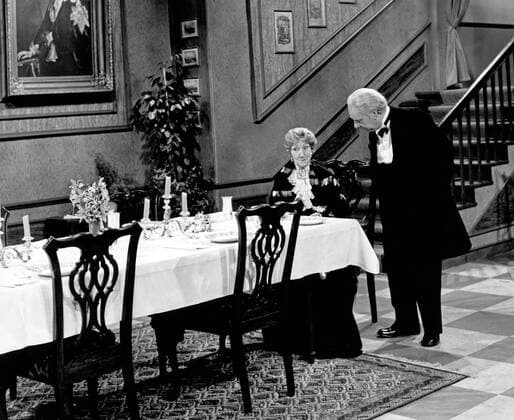 Freddie Frinton als Butler James und May Warden als Miss Sophie in dem Sketch Dinner for One oder Der 90. Geburtstag als Fernsehproduktion des NDR in Hamburg am 8. März 1963, Deutschland 1960er Jahre. Copyright: Roba SiegfriedxPilz UnitedArchives03122