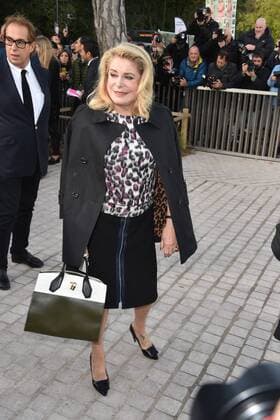 Catherine deneuve CELEBRITES : Modenschau Louis Vuitton - Pret a Porter Printemps Ete 2016 - 07 10 2015 LIONELURMANx 