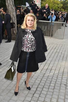 Catherine deneuve CELEBRITES : Modenschau Louis Vuitton - Pret a Porter Printemps Ete 2016 - 07 10 2015 LIONELURMANx 