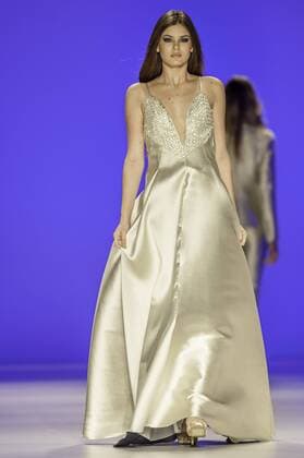 BELO HORIZONTE, MG - 06 10 2015: MINING TREND AUTUMN WINTER 2016 - The Actress of TV GLOBO and model Camila Queiroz (Angel& 39;sret Tru Truths) during the parade Grife FABIANA MILAZZO at the 17th edition of the Minas Trend Autumn Winter 2016 06-09 October at Expominas - Avenida Amazonas, 6030 -. Gameleira - BH - MG.  Mour?oxPanda