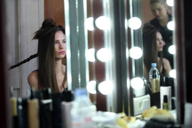 A model has her hair done backstage before the presentation of Yde s collection as part of the 2016 Spring-Summer ready-to-wear Fashion Week in Paris, on October 7, 2015.  PAR20151007115 MAYAxVIDON-WHITE