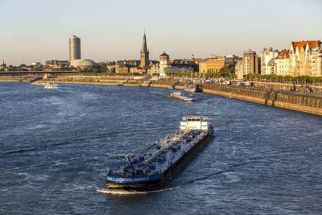 Düsseldorfer Rheinufer Promenade, Häuser der Altstadt