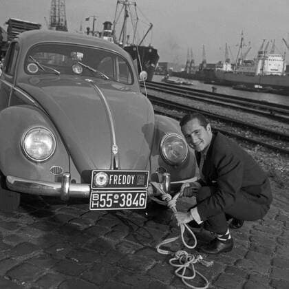 Der Sänger und Schauspieler Freddy Quinn mit seinem VW Käfer im Hafen von Hamburg, Deutschland 1950er Jahre. Singer and actor Freddy Quinn with his Volkswagen beetle Hamburg port, Germany 1950s. Copyright: Roba SiegfriedxPilz UnitedArchives04608
