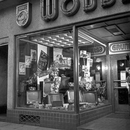 Schaufenster eines Rundfunk- und Radiogeschäfts in Hamburg, in denen Fernseher mit Aushangfotos des amerikanischen Spielfilms Oklahoma beworben werden, Deutschland 1950er Jahre. Window of a radio and TV shop at Hamburg, where TVs and radios are advertised with lobby cards of American movie Oklahoma , Germany 1950s. Copyright: Roba SiegfriedxPilz UnitedArchives05826