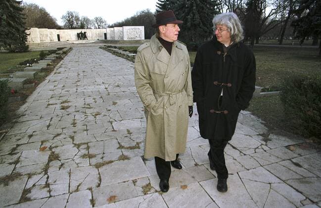 authors Kertesz, Esterhazy, Budapest, Hungary UNGARN, 02.2001, BudapestÐVIII. Bezirk. Die prominenten ungarischen Schriftsteller Imre Kertesz und Peter Esterhazy (korrekt: Imre KertŽsz, PŽter Esterh‡zy) auf dem Kerepesi-Friedhof am kommunistischen Pantheon. The above mentioned prominent Hungarian writers ont the Kerepesi cemetery at the communist pantheon. Copyright: MartinxFejer EST&OST Fejer010531