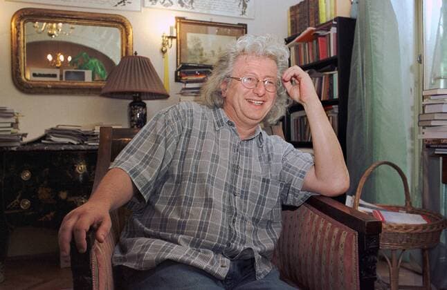 author Esterhazy , Budapest, Hungary UNGARN, 08.2004, BudapestÐIII. Bezirk. Der prominenten ungarische Schriftsteller Peter Esterhazy (korrekt: PŽter Esterh‡zy) zu Hause in seiner Bauhausvilla. The above mentrioned prominent Hungarian writer at home in his Bauhaus style detached house. Copyright: MartinxFejer EST&OST Fejer045912