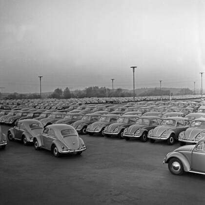 VW Käfer auf Halde produziert im Volkswagenwerk in Wolfsburg, Deutschland 1950er Jahre. New Volkswagen beetles produced and ready to be delivered, Germany 1950s. Copyright: Roba SiegfriedxPilz UnitedArchives06091