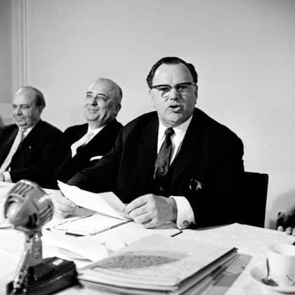 Bundespostminister Richard Stücklen Ausschuß bei der Ideenfindung zur Planung zum Bau des Fernmeldeturms in Hamburg, Deutschland 1960er Jahre. Postmaster General Richard Stuecklen in the comittee for the planning to build the Hamburg television tower, Germany 1960s. Copyright: Roba SiegfriedxPilz UnitedArchives11636
