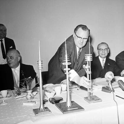 Bundespostminister Richard Stücklen Ausschuß bei der Ideenfindung zur Planung zum Bau des Fernmeldeturms in Hamburg, Deutschland 1960er Jahre. Postmaster General Richard Stuecklen in the comittee for the planning to build the Hamburg television tower, Germany 1960s. Copyright: Roba SiegfriedxPilz UnitedArchives11639