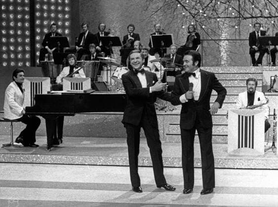 Der deutsche Schauspieler, Sänger und Entertainer Harald Juhnke mit Bandleader Max Greger in Musik ist Trumpf , Deutschland 1980er Jahre. German singer, actor and entertainer Harald Juhnke with band leader Max Greger in the TV show Musik ist Trumpf , Germany 1980s. Copyright: Roba Schweigmann UnitedArchives11935