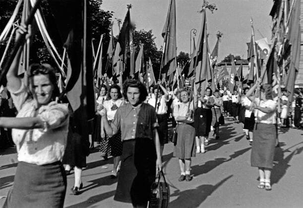 Maikundgebung mit Parade der FDJ in Ost Berlin, DDR 1950er Jahre. 1st of May rally with parade of FDJ youth organization at East Berlin, GDR 1950s. Copyright: Roba SiegfriedxPilz UnitedArchives12019