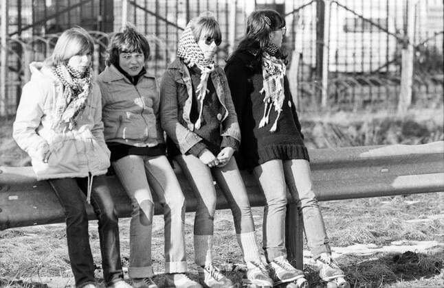 Kinder mit Rollerskates am Zaun des Kernkraftwerks in Brokdorf, Deutschland 1980er Jahre. Children with roller skates at the fence of Brokdorf nuclear plant, Germany 1980s. Copyright: Roba Roba-Archiv UnitedArchives12105