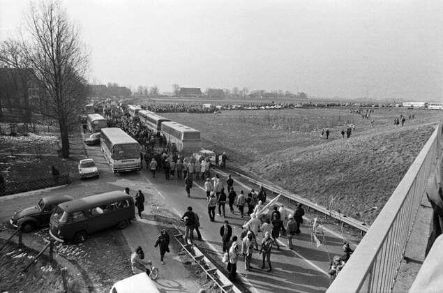 Erste Demonstranten kommen zum Protest gegen den Bau des Kernkraftwerks in Brokdorf, Deutschland 1980er Jahre. First protesters arriving at the area of Brokdorf nuclear plant, Germany 1980s. Copyright: Roba Roba-Archiv UnitedArchives12121