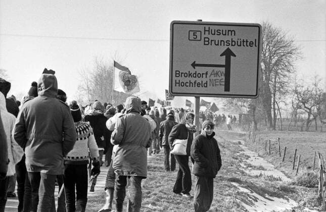 Demonstranten auf dem Weg zum Protest gegen den Bau des Kernkraftwerks in Brokdorf, Deutschland 1980er Jahre. First protesters arriving at the area of Brokdorf nuclear plant, Germany 1980s. Copyright: Roba Roba-Archiv UnitedArchives12123