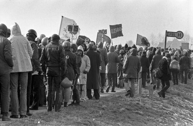 Demonstranten auf dem Weg zum Protest gegen den Bau des Kernkraftwerks in Brokdorf, Deutschland 1980er Jahre. First protesters arriving at the area of Brokdorf nuclear plant, Germany 1980s. Copyright: Roba Roba-Archiv UnitedArchives12124