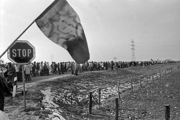 Demonstranten beim Protest gegen den Bau des Kernkraftwerks in Brokdorf, Deutschland 1980er Jahre. Protesters at the area of Brokdorf nuclear plant, Germany 1980s. Copyright: Roba Roba-Archiv UnitedArchives12163