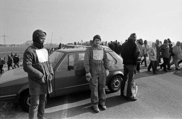 Demonstranten beim Protest gegen den Bau des Kernkraftwerks in Brokdorf, Deutschland 1980er Jahre. Protesters at the area of Brokdorf nuclear plant, Germany 1980s. Copyright: Roba Roba-Archiv UnitedArchives12168