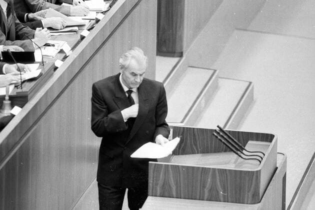 Volkskammertagung: DDR-Regierungschef Hans Modrow (PDS) auf dem Weg zu seiner Regierungserklärung