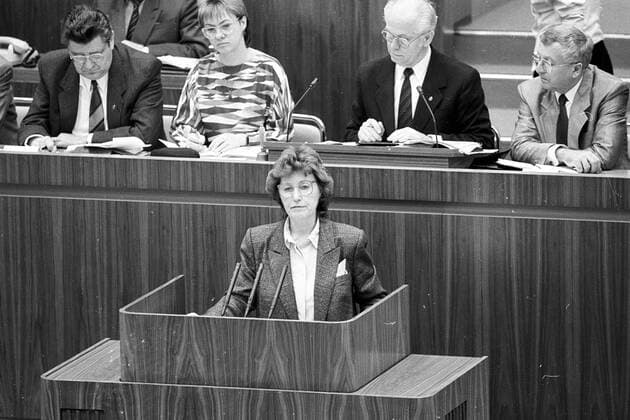 Volkskammertagung: Wirtschaftsministerin Christa Luft (PDS) spricht im Plenum