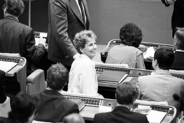 Volkskammertagung: CDU-Abgeordnete Sabine Bergmann-Pohl erfährt von ihrer Wahl zur Präsidentin der Volkskammer