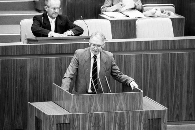 Volkskammertagung: Jens Reich spricht nach der Wahl des neues Volkskammerpräsidiums für die Bündnis 90 Grüne-Fraktion