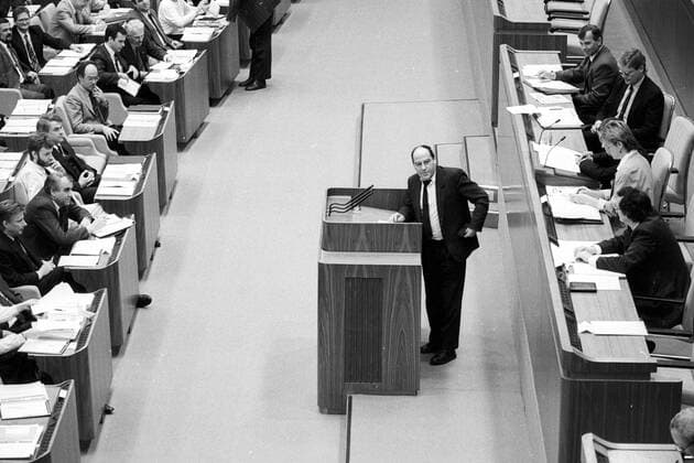 Volkskammertagung: Gregor Gysi, Fraktionschef der PDS am Rednerpult
