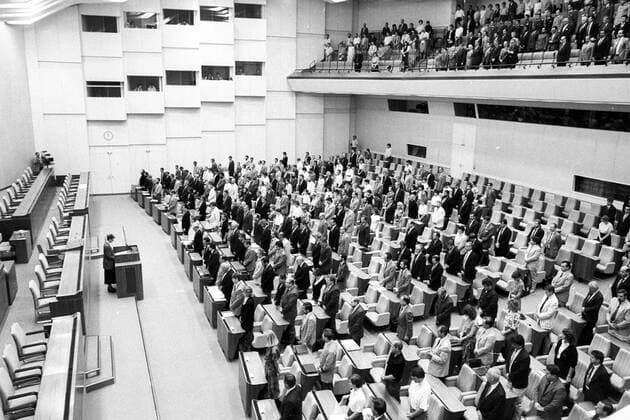 Volkskammertagung: Sabine Bergmann-Pohl (CDU) leistet im Anschluss an ihre Dankesrede den Schwur als Präsidentin der Volkskammer