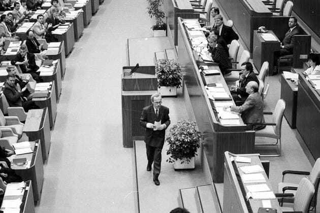 Volkskammertagung: Regierungschef Lothar de Maiziere (CDU) verlässt nach seinem Redebeitrag das Mikro