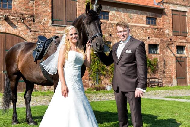 24.7.2015, Brusendorf, Brandenburg, GER - Brautpaar mit Pferd, MODEL RELEASE: YES. . .