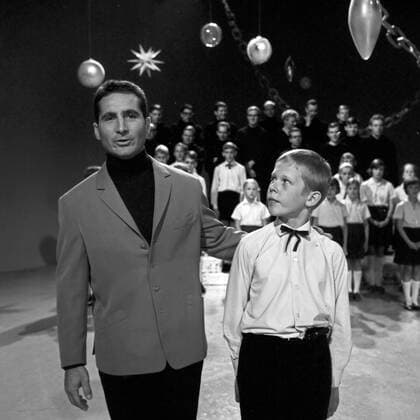 Weihnachten mit Freddy Quinn, Deutschland 1960er Jahre. Christmas with singer Freddy Quinn, Germany 1960s. Copyright: Roba SiegfriedxPilz UnitedArchives15656