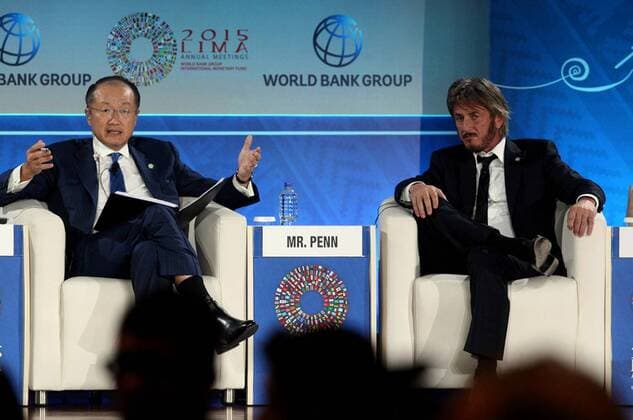(151008) -- LIMA, Oct. 8, 2015 -- Jim Yong Kim (L), President of the World Bank (WB), and U.S. actor and Founder of J P Haitian Relief Organization Sean Penn take part in the seminar Young Entrepreneurs as Drivers of Sustainable Growth , at the Annual Meetings of the World Bank Group (WBG) and the International Monetary Fund (IMF), in Lima, Peru, on Oct. 8, 2015. Carlos Guzman Negrini ) (fnc) (sp) PERU-LIMA-IMF-WB-ECONOMY-MEETINGS ANDINA 