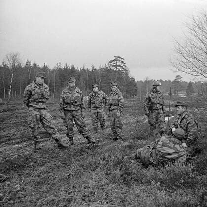 Mit Soldaten der Bundeswehr auf dem Truppenübungsplatz, Deutschland 1950er Jahre. With soldiers of the German Bundeswehr army at the military exercising ground, Germany 1950s. Copyright: Roba SiegfriedxPilz UnitedArchives06508