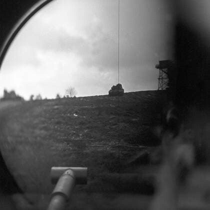 Blick durch das Zielfernrohr eines Leopard 1 Panzers der Bundeswehr, Deutschland 1950er Jahre. View through the sighting telescope of a Leopard 1 tank of the German Bundeswehr, Germany 1950s. Copyright: Roba SiegfriedxPilz UnitedArchives06515