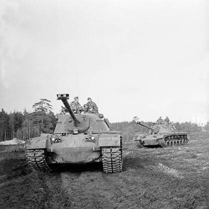 Panzer der Bundeswehr in Linie auf einem Truppenübungsplatz, Deutschland 1950er Jahre. Tanks of the German Bundeswehr at a military exercising ground, Germany 1950s. Copyright: Roba SiegfriedxPilz UnitedArchives06525
