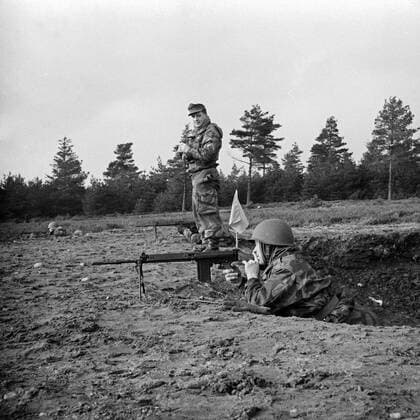 Soldaten der Bundeswehr beim Übungsschießen mit dem Gewehr auf dem Truppenübungsplatz, Deutschland 1950er Jahre. Soldiers of the German Bundeswehr at a shooting exercise at a military exercising ground, Germany 1950s. Copyright: Roba SiegfriedxPilz UnitedArchives06530