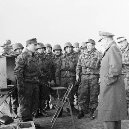 Der leitende Offizier einer Schießübung auf einem Truppenübungsplatz bietet dem inspizierenden Stabsoffizier an, einen Einblick in die Schießkladde zu nehmen, Deutschland 1950er Jahre. The responsible officer of an exercisi shooting inviting a staff officer to watch the shooting, Germany 1950s. Copyright: Roba SiegfriedxPilz UnitedArchives06535