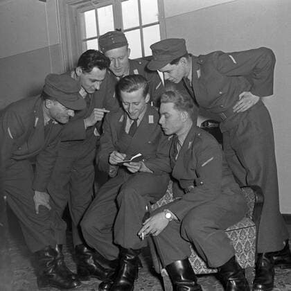 Eine Gruppe von Gefreiten nach Dienstschluss, Deutschland 1950er Jahre. A group of soldiers in the ranks of privates first class, Germany 1950s. Copyright: Roba SiegfriedxPilz UnitedArchives06546