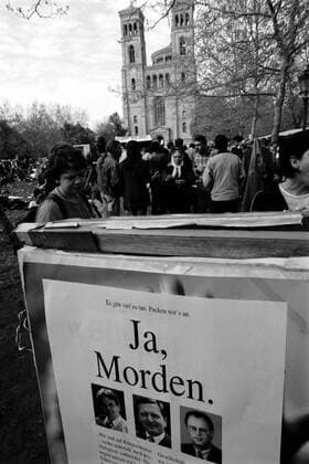 Maifeier am Mariannenplatz in Kreuzberg Maifeier am Mariannenplatz in Kreuzberg, Kirche, Antikriegsplakat gegen NATO Einsatz in Jugoslawien: Ja Morden - Fischer, Schroeder, Scharping, DEU, Berlin-Kreuzberg, 01.05.1999;