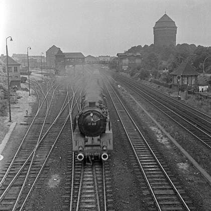 Bahnbetriebswerk mit Reiterstellwerk der Deutschen Bundesbahn, Deutschland 1950er Jahre. Railway with gantry style signal tower of the Deutsche Bundesbahn, Germany 1950s. Copyright: Roba SiegfriedxPilz UnitedArchives07494