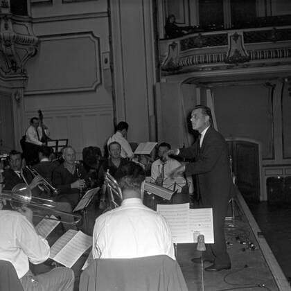 Der deutsche Bandleader und Komponist Bert Kaempfert probt mit seinem Orchester in Hamburg, Deutschland 1950er Jahre. German band leader and composer Bert Kaempfert during rehearsals with his orchestra at Hamburg, Germany 1950s. Copyright: Roba SiegfriedxPilz UnitedArchives07918