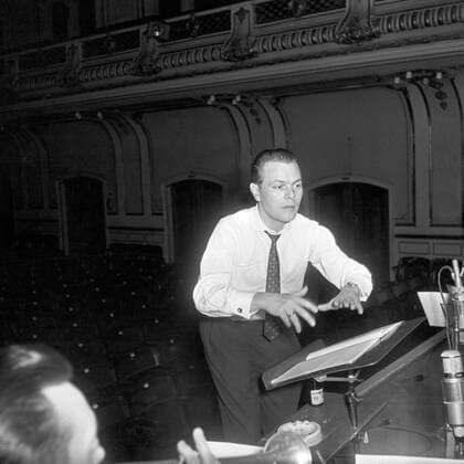 Der deutsche Bandleader und Komponist Bert Kaempfert probt mit seinem Orchester in Hamburg, Deutschland 1950er Jahre. German band leader and composer Bert Kaempfert during rehearsals with his orchestra at Hamburg, Germany 1950s. Copyright: Roba SiegfriedxPilz UnitedArchives07924