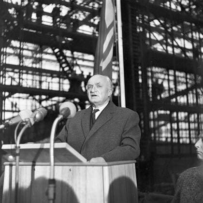 Rede zum Stapellauf des Tankschiffs Esso Stuttgart bei den Howaldtswerken Deutsche Werft AG in Hamburg, Deutschland 1950er Jahre. Delivering a speech to the launching of tankship Esso Stuttgart at Howaldtswerke Deutsche Werft AG dockyard in Hamburg, Germany 1950s. Copyright: Roba SiegfriedxPilz UnitedArchives07975