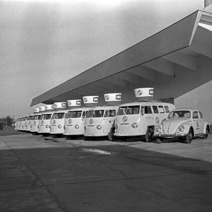 Der aus VW bestehende Fuhrpark der Holsteinischen Margarinewerke Wagner & Co. in Elmshorn, Deutschland 1950er Jahre. Volkswagen car pool of Holsteinische Margarinewerke Wagner & Co. at Elmshorn near Hamburg, Germany 1950s. Copyright: Roba SiegfriedxPilz UnitedArchives08114