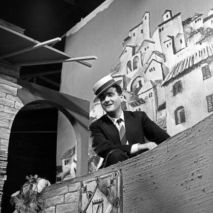 Der italienische Schlagersänger Teddy Reno in der NDR Musiksendung Bella Musica , Deutschland 1960er Jahre. Italian Schlager singer Teddy Reno at the NDR music TV show Bella Musica , Germany 1960s. Copyright: Roba SiegfriedxPilz UnitedArchives08945