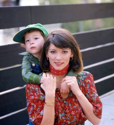 Die deutsche Schauspielerin Iris Berben mit ihrem Sohn Oliver, Mitte 1970er Jahre. German actress Iris Berben with her son Oliver, mid 1970s. Copyright: Roba RobaxArchiv UnitedArchives7