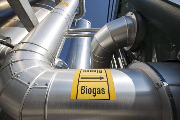 Biogasanlage, Karbener Biogas GmbH & Co. KG, Karben, Bild x von 26 Karben, (für LOK), 11.09..2015 Biogasanlage, Karbener Biogas GmbH & Co. KG, Karben, im Bild: Leitungssystem Leitungen der Gasaufbereitung, in der Biogas auf Erdgasqualität angereichert veredelt wird,