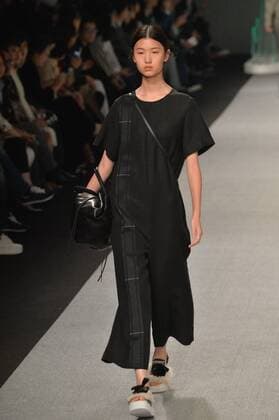 SHANGHAI, Oct. 13, 2015 -- A model shows a creation of fashion designer Zhu Chongyun during the Shanghai Fashion Week in east China s Shanghai, Oct. 13, 2015. About 50 fashion shows would be held during the fashion week. ) (zkr) CHINA-SHANGHAI-FASHION WEEK(CN) GuoxChangyao 