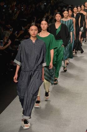 SHANGHAI, Oct. 13, 2015 -- Models show creations of fashion designer Zhu Chongyun during the Shanghai Fashion Week in east China s Shanghai, Oct. 13, 2015. About 50 fashion shows would be held during the fashion week. ) (zkr) CHINA-SHANGHAI-FASHION WEEK(CN) GuoxChangyao 