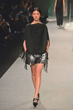 SHANGHAI, Oct. 13, 2015 -- A model shows a creation of fashion designer Zhu Chongyun during the Shanghai Fashion Week in east China s Shanghai, Oct. 13, 2015. About 50 fashion shows would be held during the fashion week. ) (zkr) CHINA-SHANGHAI-FASHION WEEK(CN) GuoxChangyao 