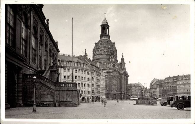 Dresden, Marktplatz mit Brunnen und Teilansicht der Frauenkirche !AUFNAHMEDATUM GESCHÄTZT!